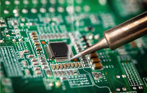 File:Soldering a Circuit Board.png